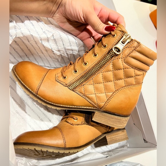 Selling women’s combat boots - Picture 1 of 3